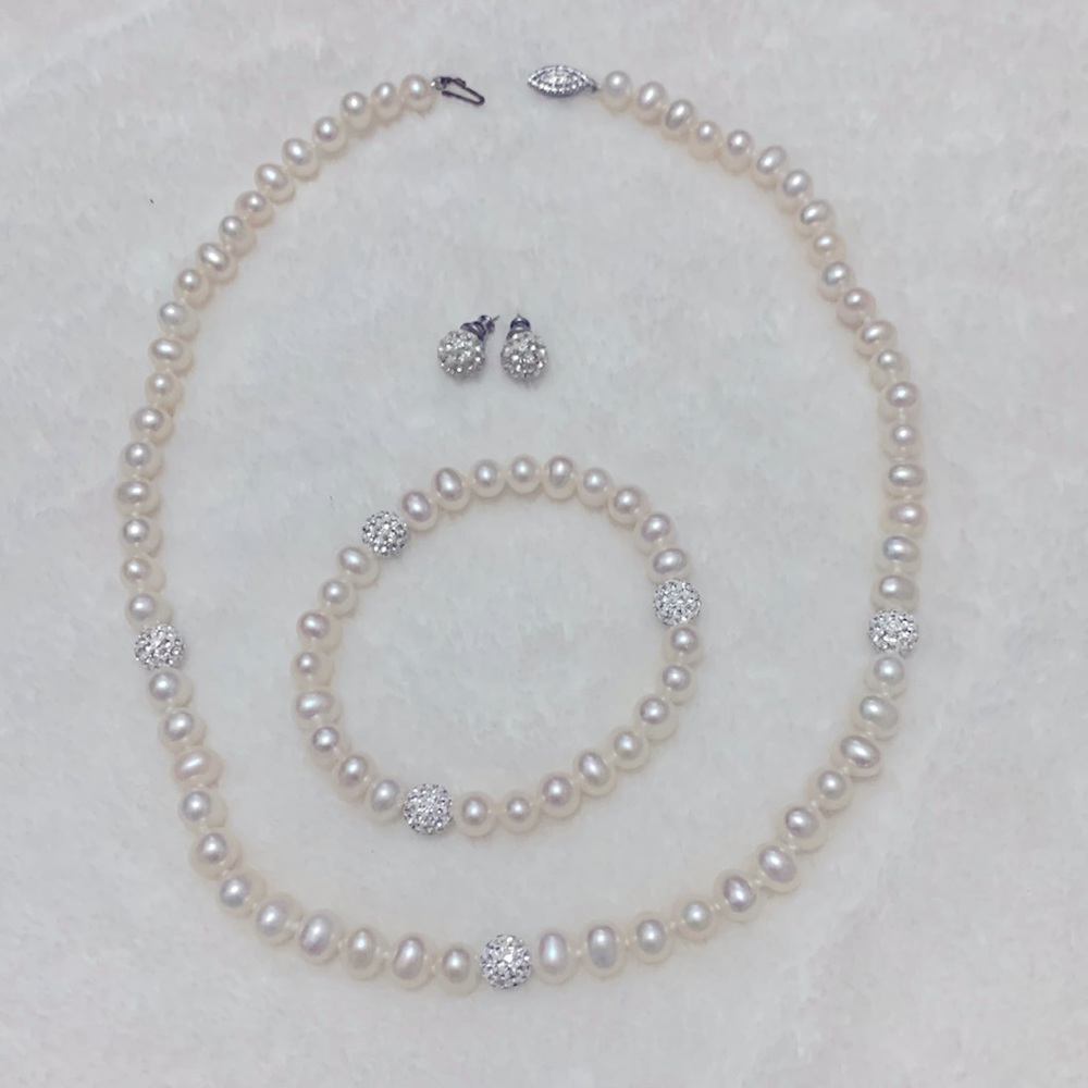 Real pearl set, with cubic zirconia.